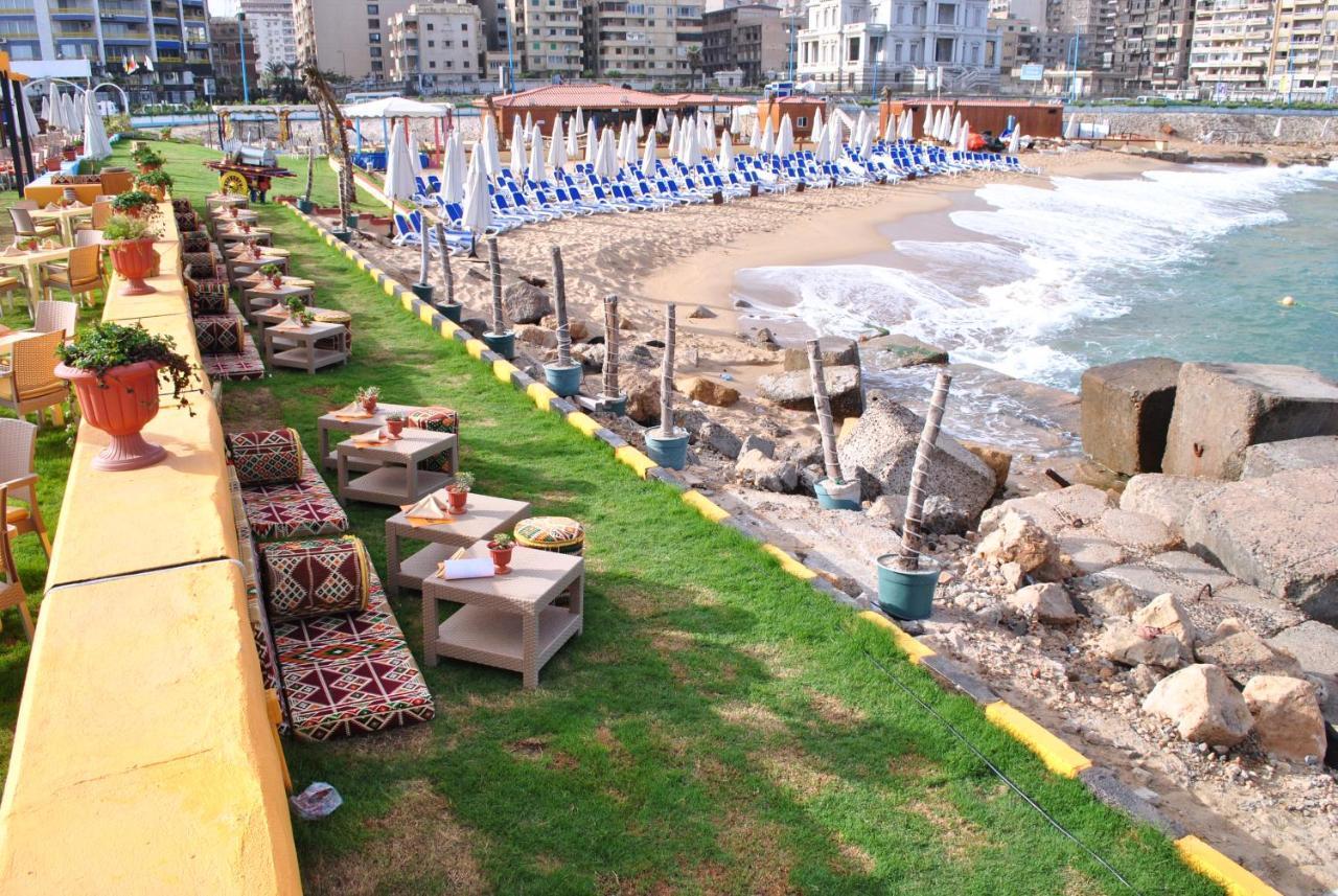 Tolip Hotel Alexandria Ngoại thất bức ảnh The beach at the resort